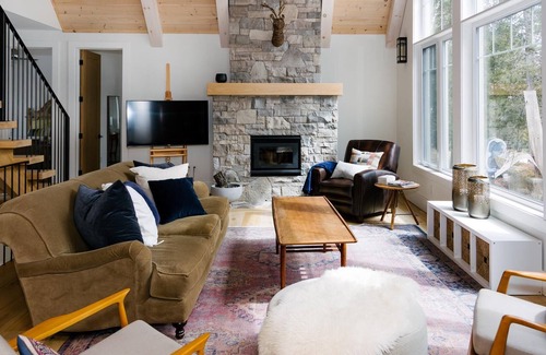 Minden Cabaña | Haliburton room overlooking lake. Chef's kitchen.