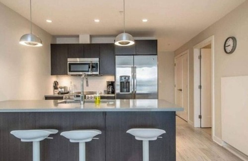 Downtown Apartamento | Luxury 1BR Apt with City Views – Walk to Alderney