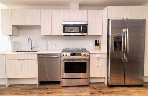 Downtown Apartamento | Luxury 1BR Apt with City Views – Walk to Alderney
