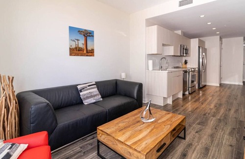 Downtown Apartamento | Luxury 1BR Apt with City Views – Walk to Alderney