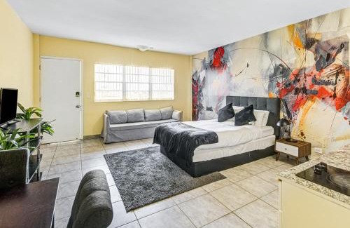 Hallandale Beach Apartamento | Hallandale Poolside Studio Bliss with Parking