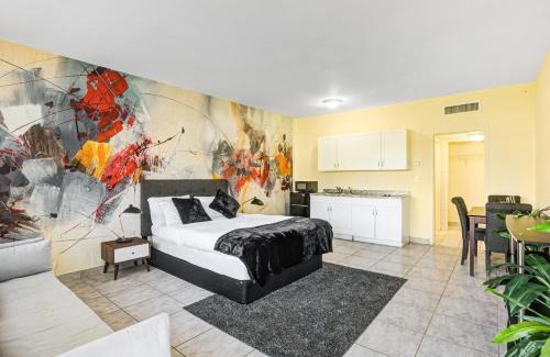 Hallandale Beach Apartamento | Hallandale Poolside Studio Bliss with Parking