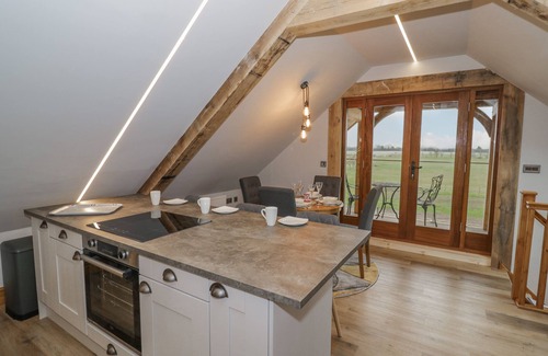 Peopleton Cabaña | HALLGARTH FARM HOLIDAY LODGE, pet friendly, with hot tub in Peopleton