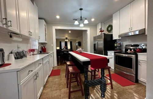Harlandale Casa | Midnight Lantern Riverwalk 3.8 miles/ Golf 5.7mi /AF BMT/ Foosball Table