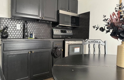Evansville Apartamento | Halloween Suite / 2BD/1BA Apt in Holiday House