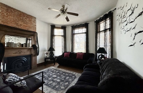 Evansville Apartamento | Halloween Suite / 2BD/1BA Apt in Holiday House