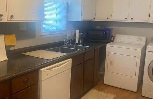Hutchinson Casa | Halsey Home - Charming 2-bedroom house with AC, Wi-Fi in welcoming Hutchinson