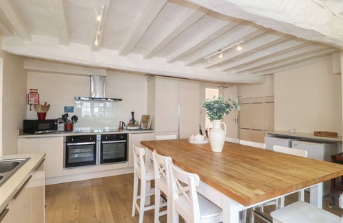 Castle Donington Cabaña | HAMBLETON HOUSE, pet friendly, with hot tub in Castle Donington