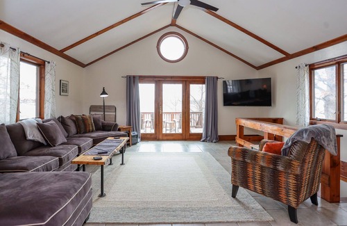 Geneva Casa | Hamilton Lake House: Seneca Lake Wine Trail Retreat + Minutes from Downtown Geneva!