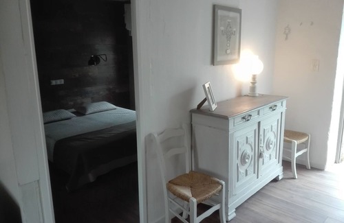 Lolme Casa | Aldea de 3 casas de piedra alrededor de una piscina.