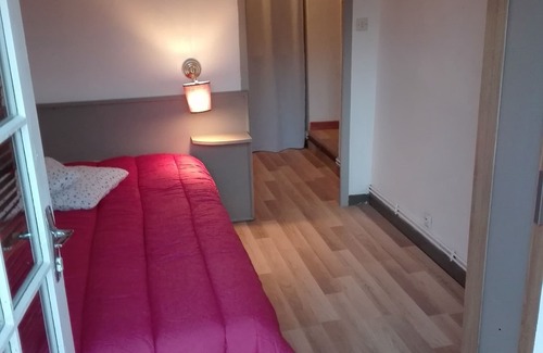 Lolme Casa | Aldea de 3 casas de piedra alrededor de una piscina.