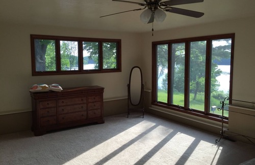 Ludington Casa | Hamlin Lake Vacation Retreat - Casa de 3 dormitorios con vistas al lago, muelle y Acceso