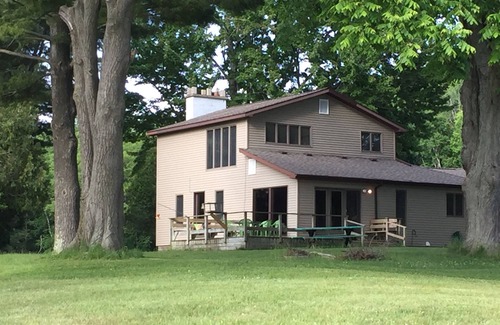 Ludington Casa | Hamlin Lake Vacation Retreat - Casa de 3 dormitorios con vistas al lago, muelle y Acceso