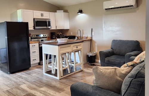Fort Scott Cabina | Hammond Hideaway, Lovely cabin 12 miles north of Fort Scott.