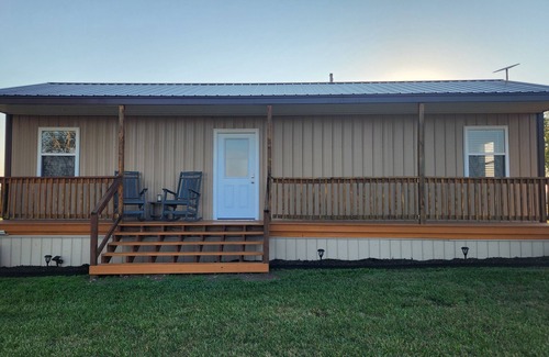 Fort Scott Cabina | Hammond Hideaway, Lovely cabin 12 miles north of Fort Scott.