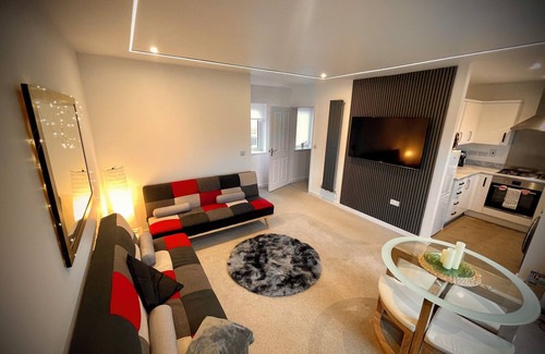 Peterborough Casa | Hampton 2-bed coach house retreat quiet parking wifi clean