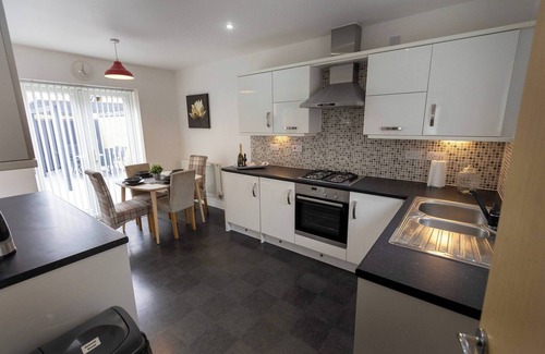 Peterborough Casa | Escape de lujo de 3 habitaciones en Hampton con estacionamiento