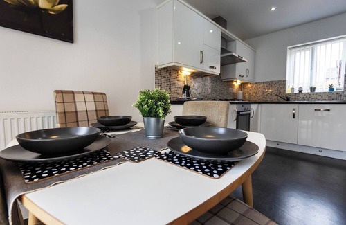 Peterborough Casa | Escape de lujo de 3 habitaciones en Hampton con estacionamiento