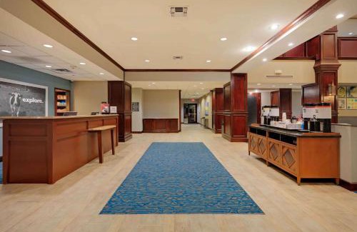 Southeast Arlington Hotel | Hampton Inn & Suites Dallas-Arlington-South