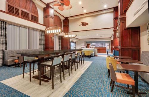 Southeast Arlington Hotel | Hampton Inn & Suites Dallas-Arlington-South