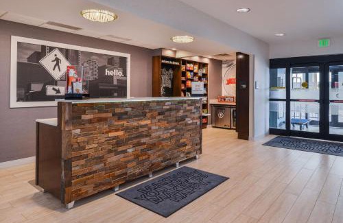 Highland Hotel | Hampton Inn & Suites Denver-Speer Boulevard