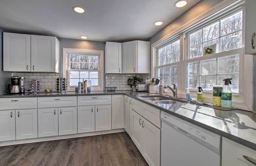 Hampton Hill Historic District Cabaña | Hampton 'Quiet Corner Cottage' w/ Fireplace & Yard