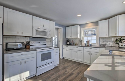 Hampton Hill Historic District Cabaña | Hampton 'Quiet Corner Cottage' w/ Fireplace & Yard