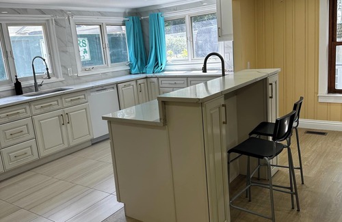 Muttontown Casa | Hampton Style Summer Getaway - Spacious 4-bedroom house with private pool