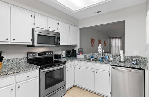 Hampton Casa | Hampton, VA | Townhouse w/ Indoor Fireplace!