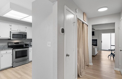 Hampton Casa | Hampton, VA | Townhouse w/ Indoor Fireplace!