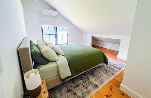 East Moriches Casa | Hamptons Mansion with Treehouse