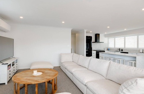 Pretty Beach Central Coast Casa | 'Hamptons Retreat' by Accom Holidays
