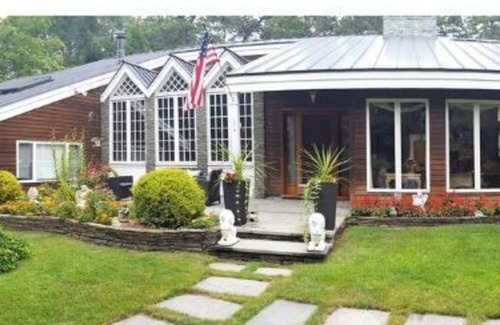 Leonards Apartamento | Hamptons Studio with private entrance, bathroom, BBQ & patio in gated estate.