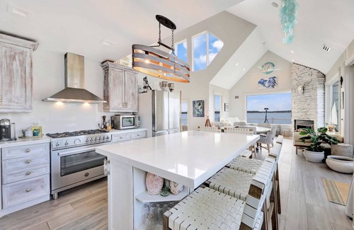 Flanders Casa | Hamptons Waterfront 2-Twins Guest Room in Large Home