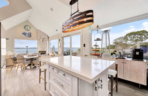 Flanders Casa | Hamptons Waterfront 2-Twins Guest Room in Large Home