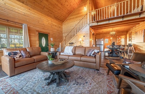 Stratford Cabina | Handcrafted Amish Log Cabin | 10+ Acres | Private Pond | Kayaks | ATV Trails