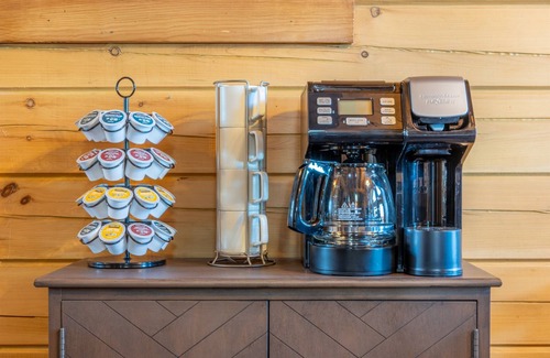 Stratford Cabina | Handcrafted Amish Log Cabin | 10+ Acres | Private Pond | Kayaks | ATV Trails
