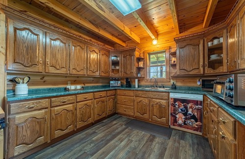Stratford Cabina | Handcrafted Amish Log Cabin | 10+ Acres | Private Pond | Kayaks | ATV Trails
