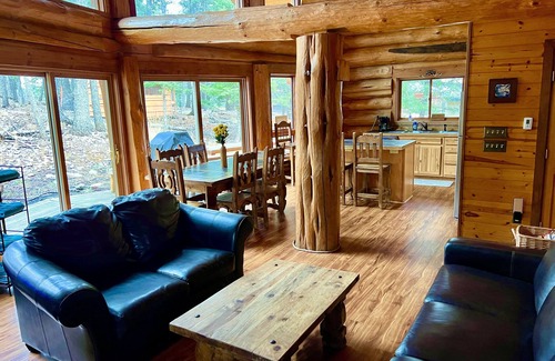Cloudcroft Cabina | Handcrafted Log Home con respaldo de una bañera de hidromasaje en el Bosque Nacional