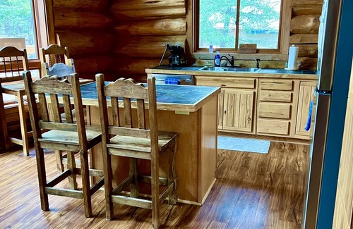 Cloudcroft Cabina | Handcrafted Log Home con respaldo de una bañera de hidromasaje en el Bosque Nacional