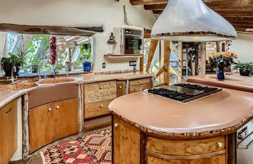 La Tierra Casa | Handcrafted sanctuary on 10 acres only 15 minutes from Santa Fe plaza.