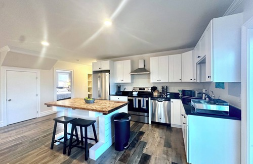 Newport East Casa | Hangar Haven - Large 6 Bedroom House