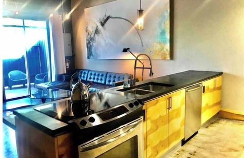 Rosewood Apartamento | Hangar Lofts +003 ~ Couples Getaway!