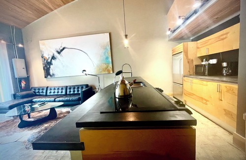 Rosewood Apartamento | Hangar Lofts +003 ~ Couples Getaway!