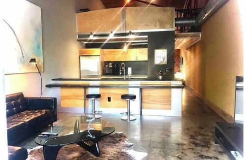 Rosewood Apartamento | Hangar Lofts +003 ~ Couples Getaway!