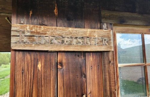 Virginia City Cabina | Hangman’s Guest Ranch - Kingfisher Cabin. Entire cabin by historic Virginia City