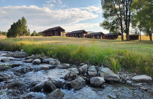 Alder Cabina | Hangman’s Guest Ranch - Meadowlark Cabin. Entire cabin by historic Virginia City