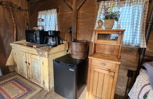 Alder Cabina | Hangman’s Guest Ranch - Tanager Cabin. Entire cabin by historic Virginia City