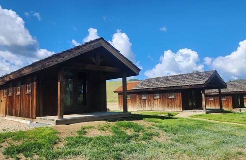 Alder Cabina | Hangman’s Guest Ranch - Osprey Cabin. Entire cabin by historic Virginia City