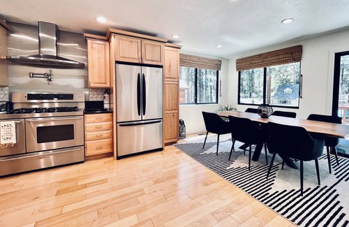 Lower Kingsbury Casa | Hangout Den, Hot Tub for 8, Firepit, Trails, Beach 1 mile, Sleeps 10